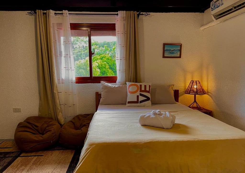 Postel nebo postele na pokoji v ubytování Galera Lodge & Cafe