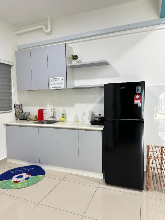 Kuchyň nebo kuchyňský kout v ubytování Seremban Pool View 5-6 pax Suite