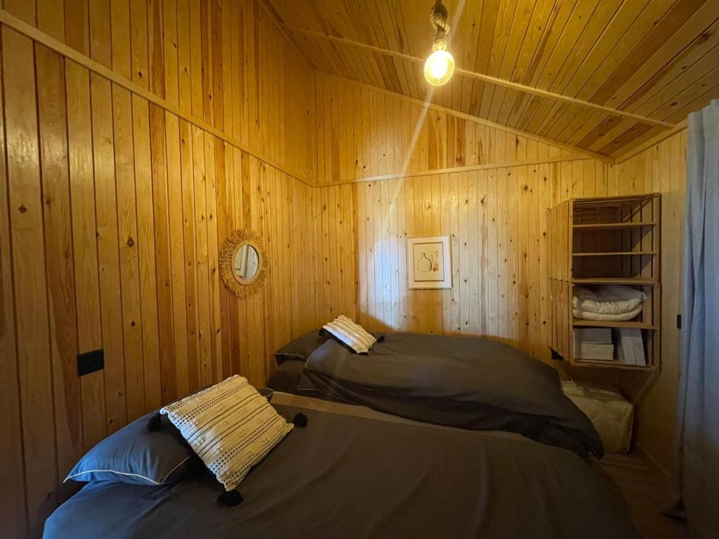 Postel nebo postele na pokoji v ubytování Scandinavian Chalet in the Atlas Mountains - Ifrane