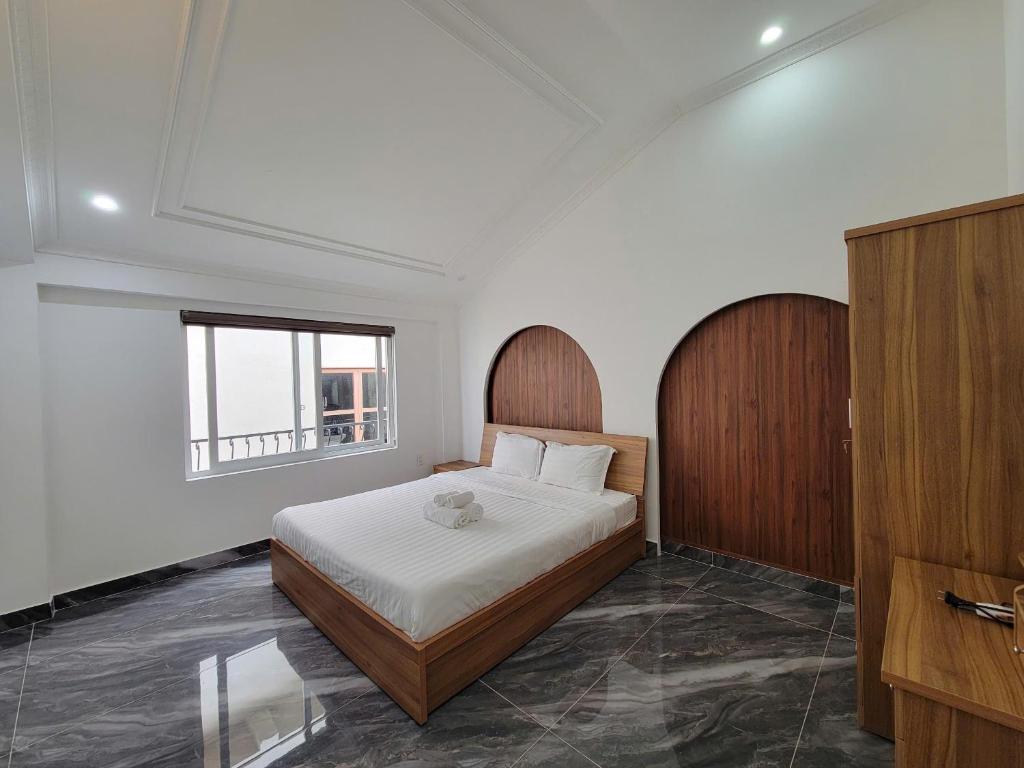 Postel nebo postele na pokoji v ubytování Savio Hotel Trieu Viet Vuong