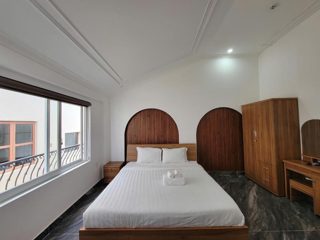 Postel nebo postele na pokoji v ubytování Savio Hotel Trieu Viet Vuong