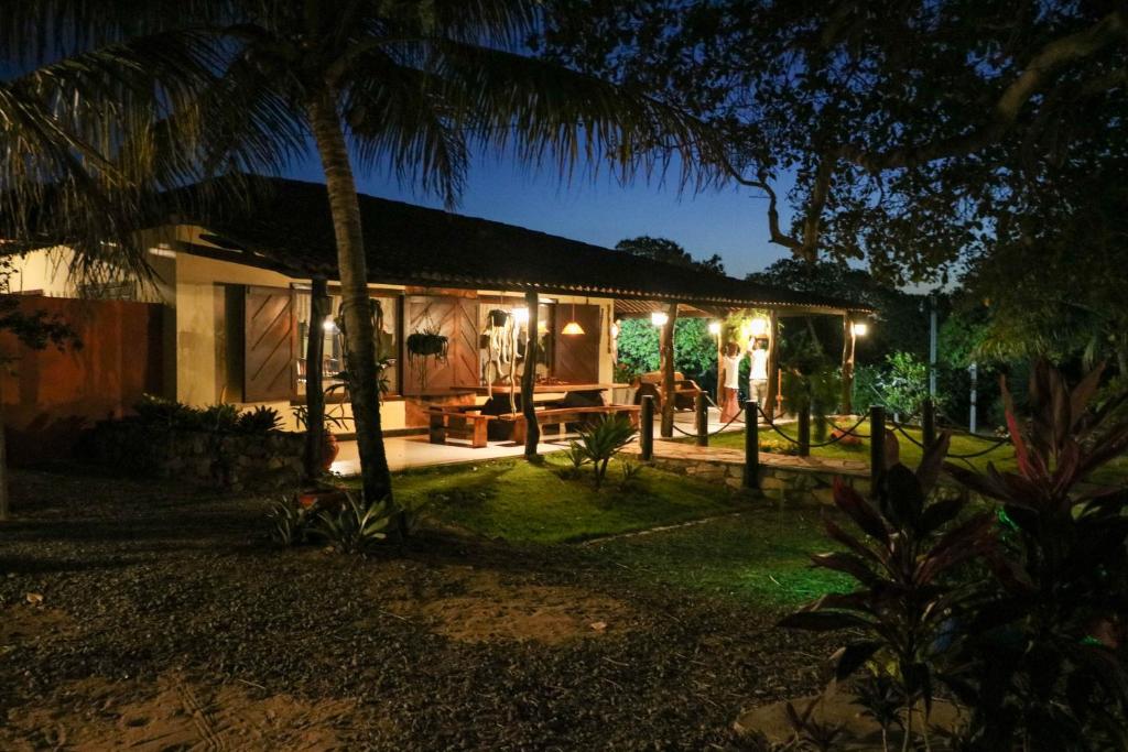 Olho D’Água do CasadoにあるRancho Império do Cajúの夜間に外に立つ集団の家