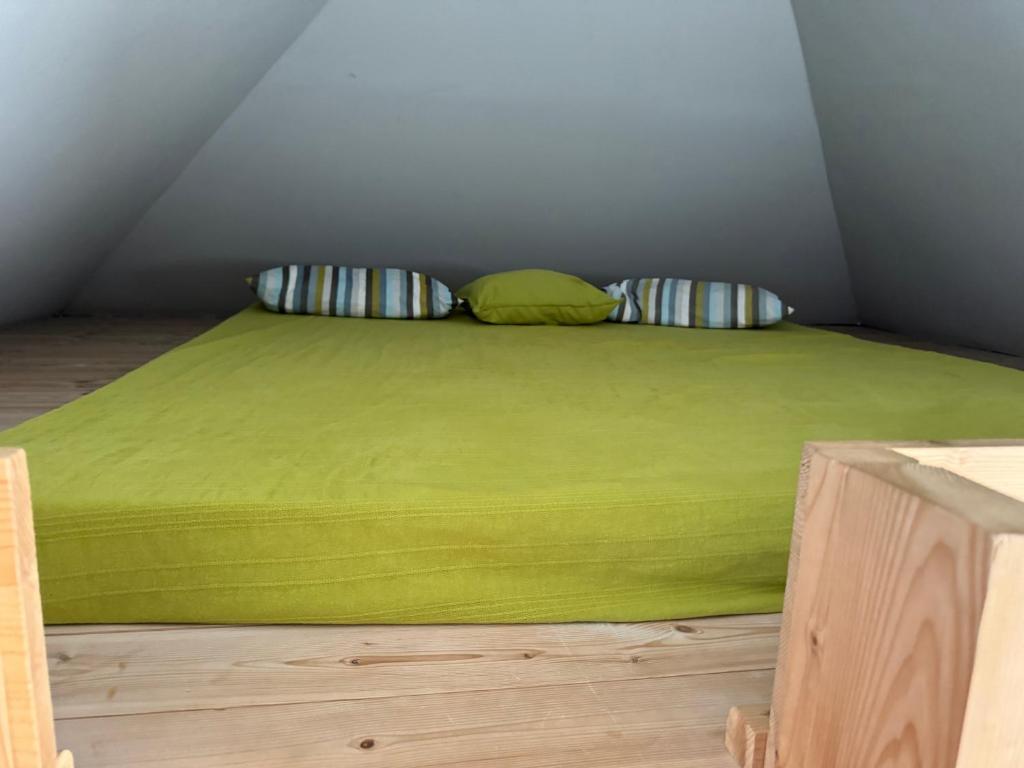 A bed or beds in a room at ZiMo Taliándörögdi MoZiHáz