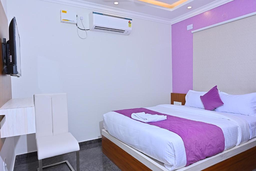 Postel nebo postele na pokoji v ubytování Hotel Skylights Bangalore Airport