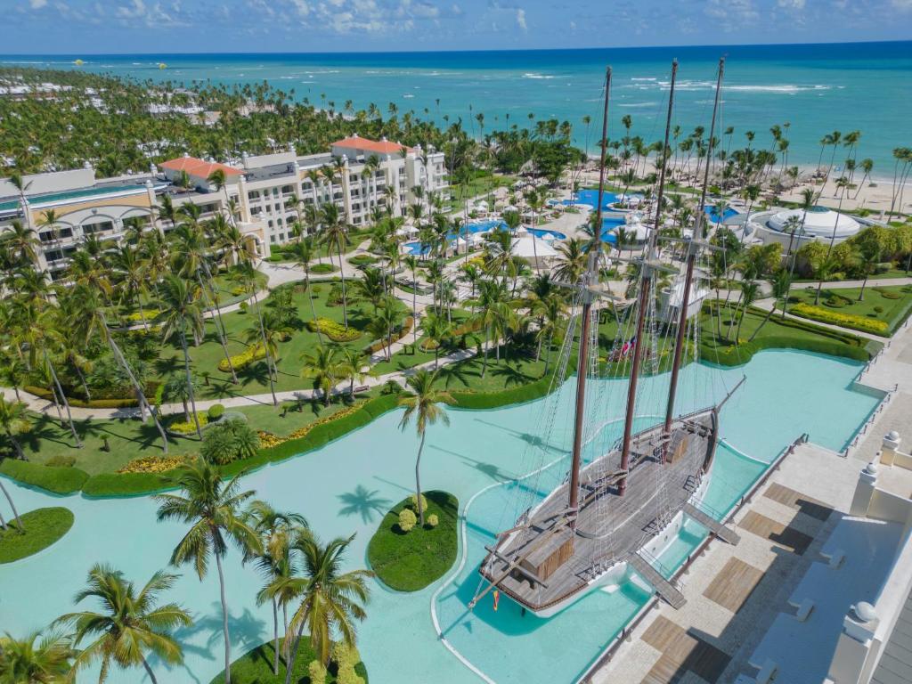 Bazén v ubytování JOIA Bávaro by Iberostar nebo v jeho okolí