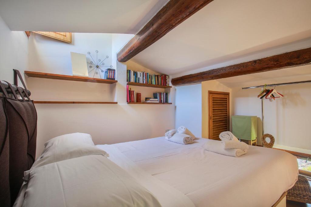 A bed or beds in a room at Villa Bellesi - Sweet Dreams in Florence