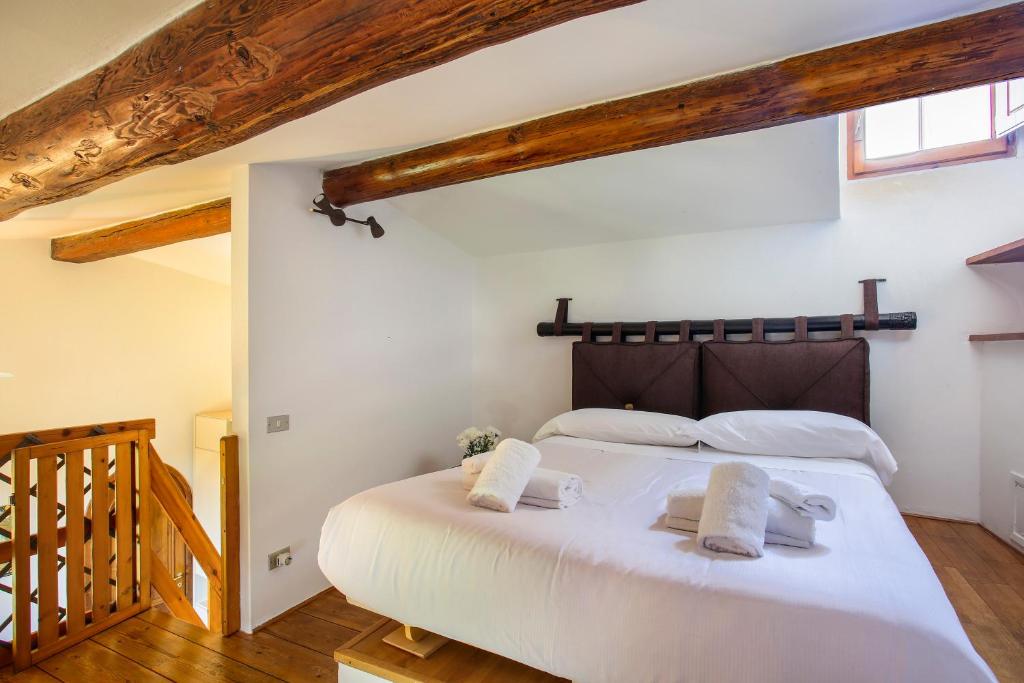 A bed or beds in a room at Villa Bellesi - Sweet Dreams in Florence