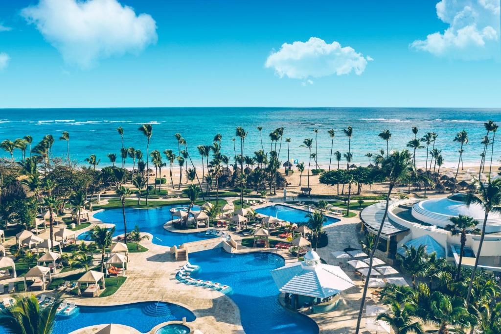 Bazén v ubytování JOIA Bávaro by Iberostar nebo v jeho okolí