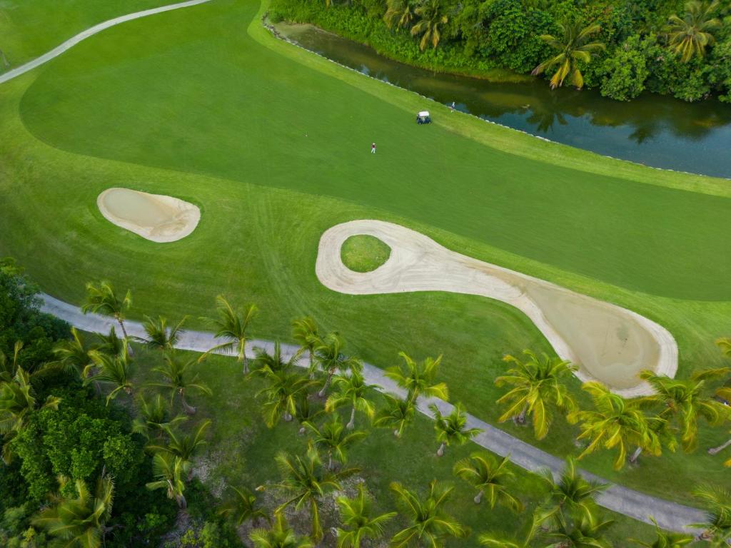 Golf v rezortu nebo okolí
