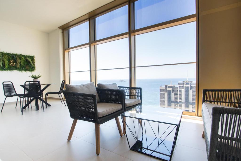 salon z widokiem na ocean w obiekcie Intempo by Holuxe - 203 - 20th Floor w mieście Benidorm