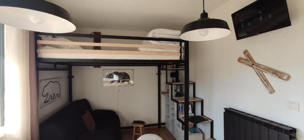 Televízia a/alebo spoločenská miestnosť v ubytovaní Studio cosy au pied des pistes Villard-de-Lans 4 pers