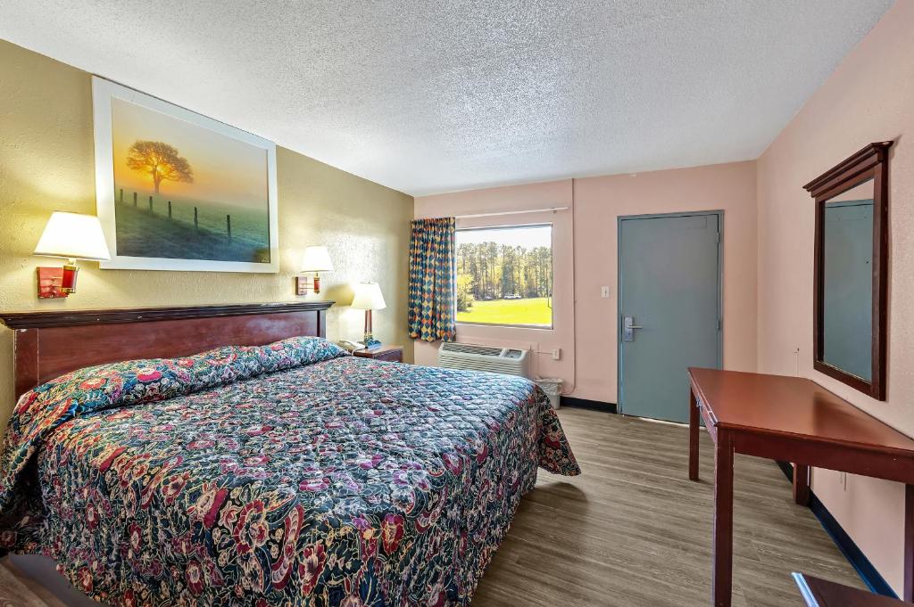 TRAVELER'S INN - Deluxe King Room