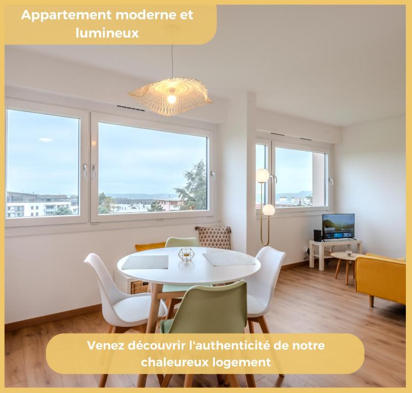 un salon avec une table, des chaises et des fenêtres dans l'établissement Chez Alexandra I Studio I Saint-Julien, à Saint-Julien-en-Genevois