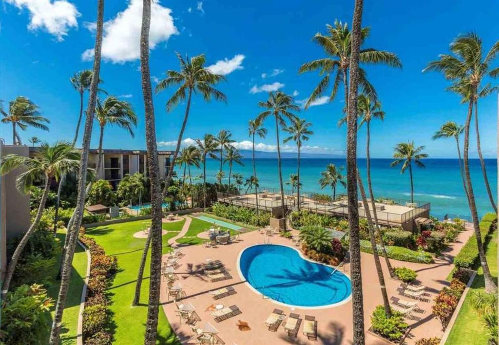 Una vista aérea del complejo con palmeras y una piscina. en Hale Ono Loa 401, en Kahana