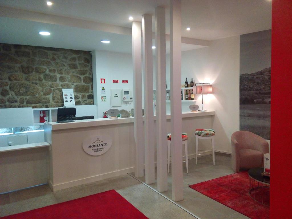 a hair salon with a counter and a red rug at Monsanto GeoHotel Escola in Monsanto