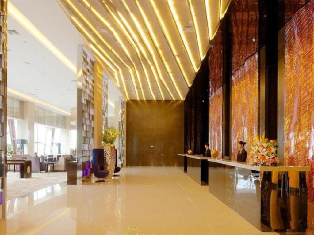 eine Lobby mit einem langen Flur mit einem langen Tisch in der Unterkunft Nanjing Lakehome Hotels and Resorts in Jiangning