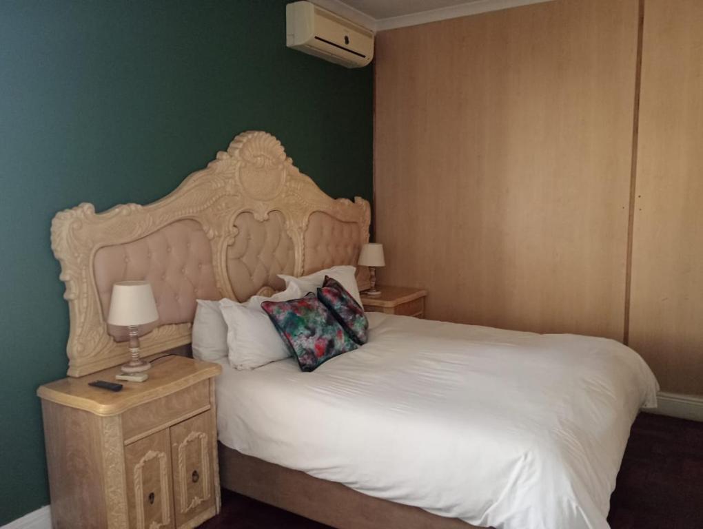Postel nebo postele na pokoji v ubytování Villa de la Rosa Klerksdorp