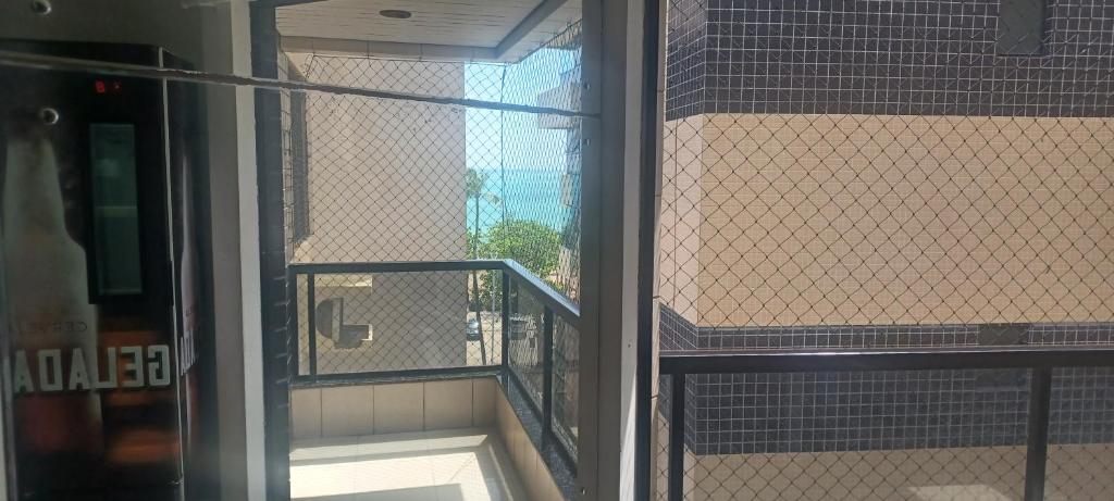 een open deur van een gebouw met een trap bij Pajuçara Maceio Pé na Areia in Maceió
