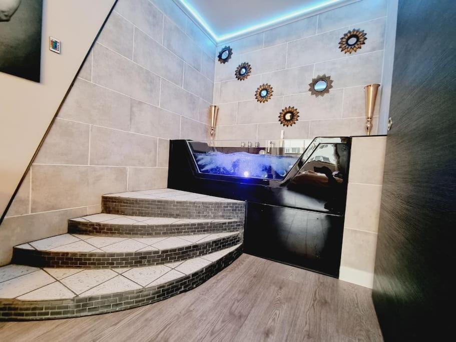 - un escalier dans l'établissement Orphelin2 balnéo plaisir & détente au centre ville, à Reims