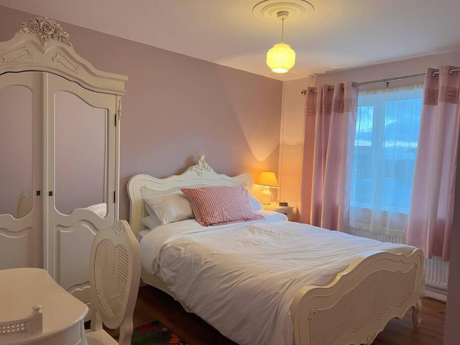 Postel nebo postele na pokoji v ubytování LILY'S LODGE - Beautiful Central Buncrana Home