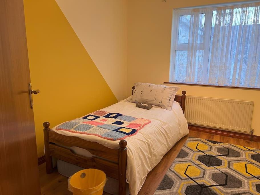 Postel nebo postele na pokoji v ubytování LILY'S LODGE - Beautiful Central Buncrana Home
