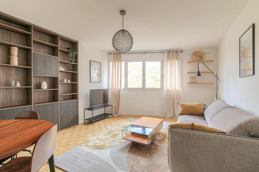 un salon avec un canapé et une table dans l'établissement Charmant et Chaleureux proche Tête d'Or, à Villeurbanne