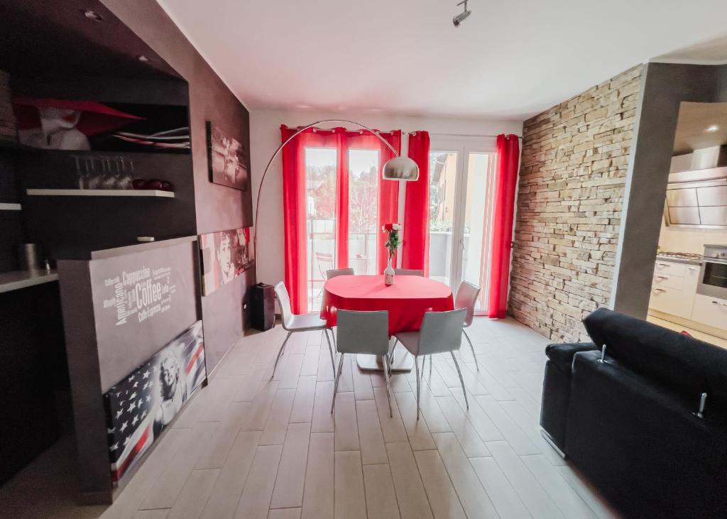a living room with a red table and chairs at La Primula by Quokka 360 - flat outside the city of Como in Tavernerio