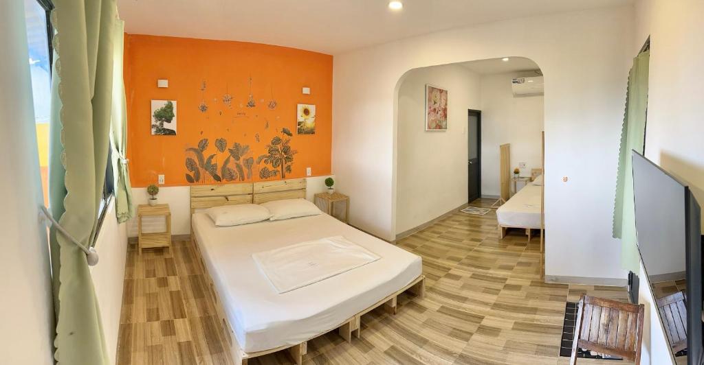 Un pat sau paturi într-o cameră la Như Mây Homestay