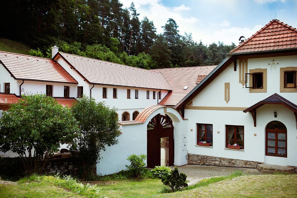 uma casa branca com um telhado vermelho em Tříletý Mlýn em Police