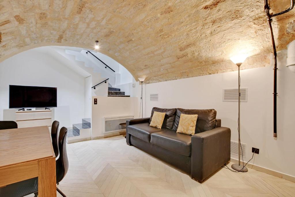 un salon avec un canapé et une table dans l'établissement Pick A Flat's Apartment in Place Vendôme - Rue Saint-Honore, à Paris