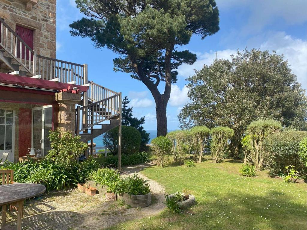 Photo de la galerie de l'établissement Appartement dans villa | 4 étoiles | Jardin | Tennis | Parking | Côte de Granit Rose - FR-1-542-61, à Perros-Guirec