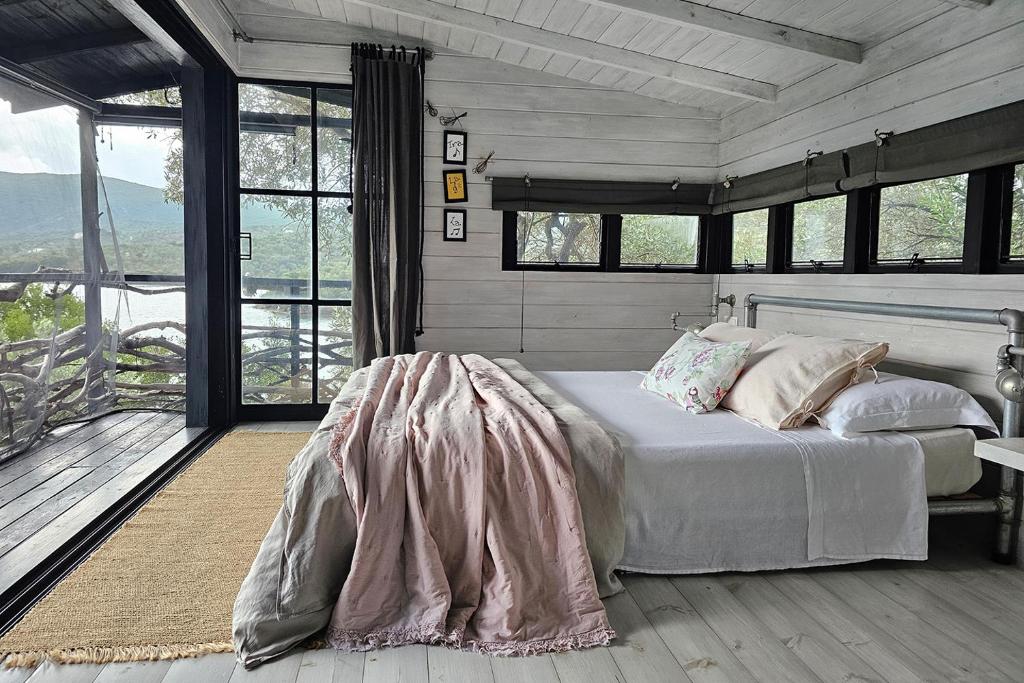 Posteľ alebo postele v izbe v ubytovaní Magical Treehouse Cabin by the sea with amazing views