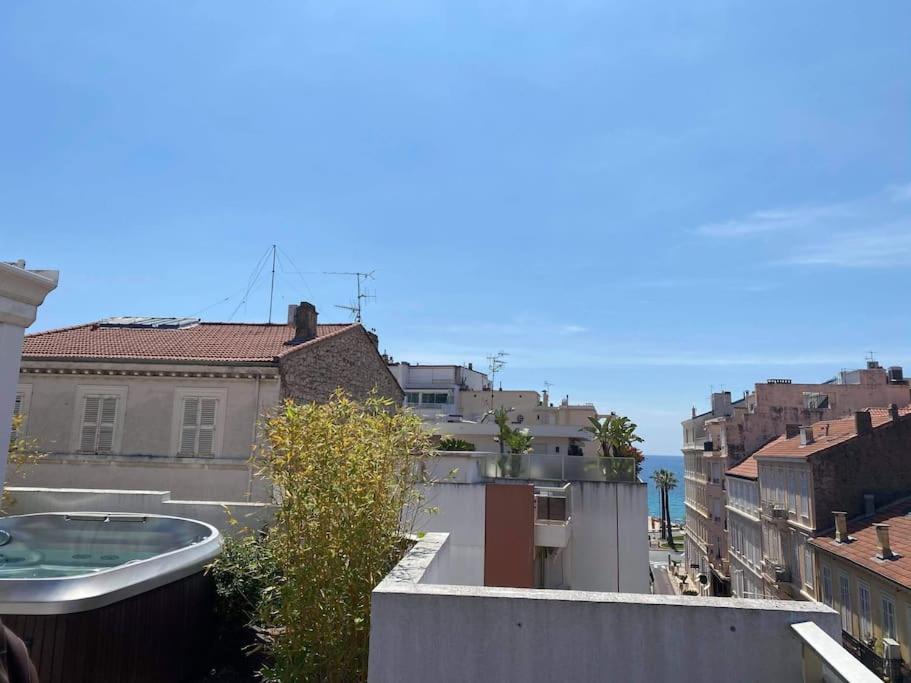 une vue depuis le toit d'un immeuble dans l'établissement Lumineux top terrasse 2P, à Cannes