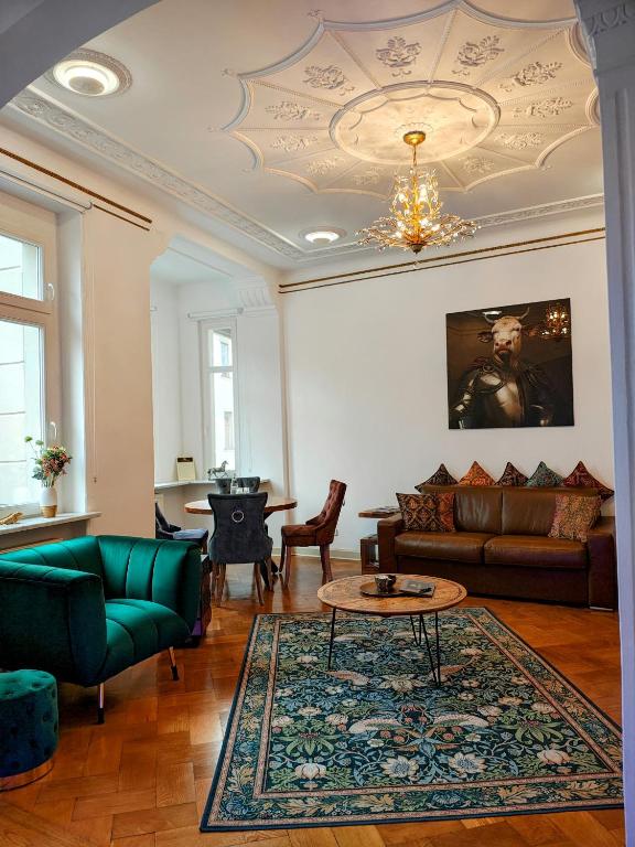 a living room with a couch and a table at Exklusive Ferienwohnung Agnes in zentraler Bestlage von Zeitz! Vollausgestattet, freie Parkplätze, Magenta-TV, Highspeed WLAN, Fahrstuhl in Zeitz