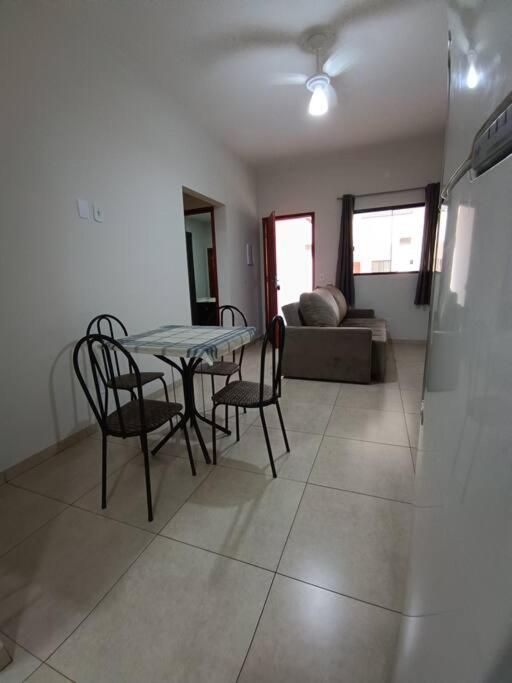un tavolo da pranzo e sedie in un soggiorno di Aconchego 2 a Dourados