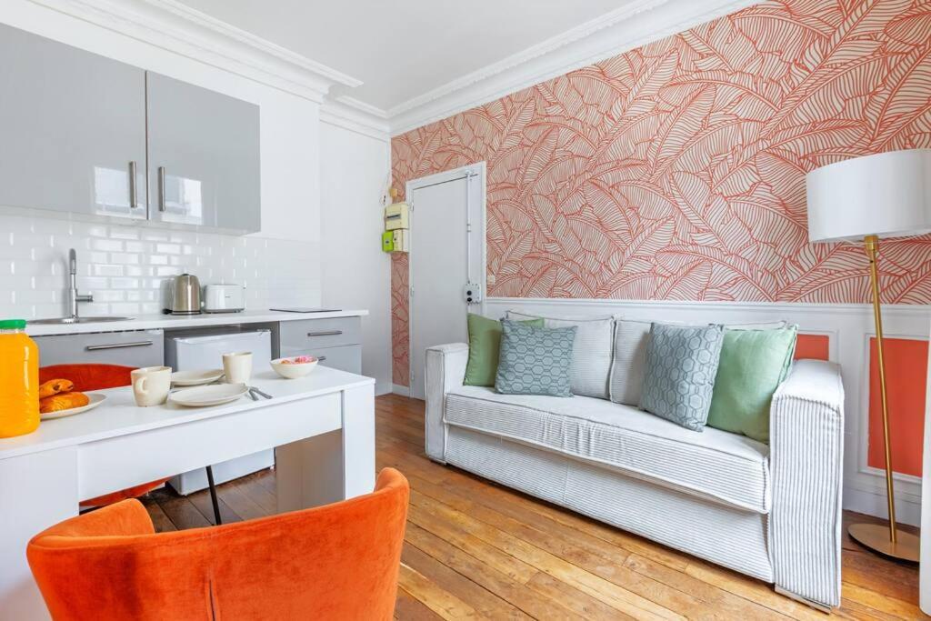 un salon avec un canapé et une table dans l'établissement Appartement Coloré et Lumineux à Paris, à Paris