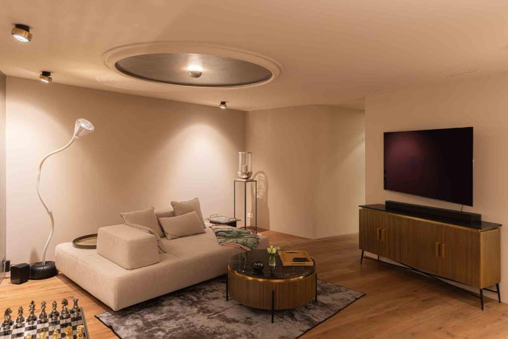 Televisyen dan/atau pusat hiburan di Suite3, 7 min walk from Opera or Lake