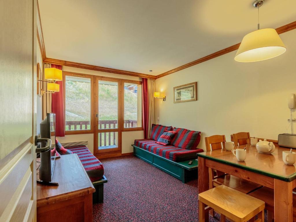 un salon avec un canapé et une table dans l'établissement La Plagne, 5 pers, balcon, animaux admis - FR-1-353-115, à La Plagne Tarentaise