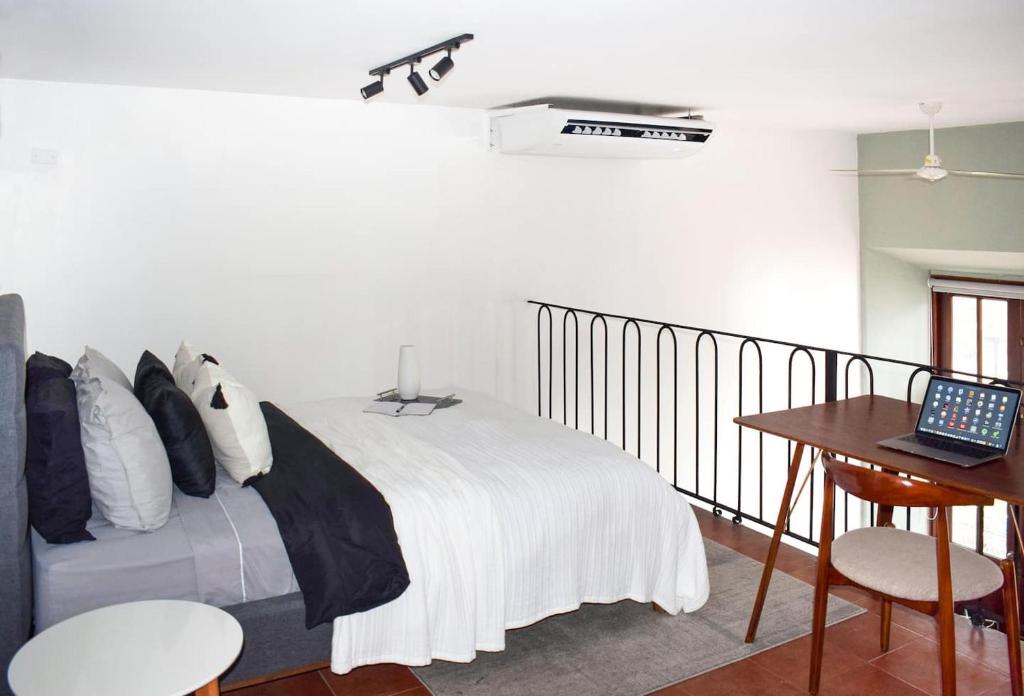 Postel nebo postele na pokoji v ubytování Amazing Loft With The Best View Of Casco Viejo!