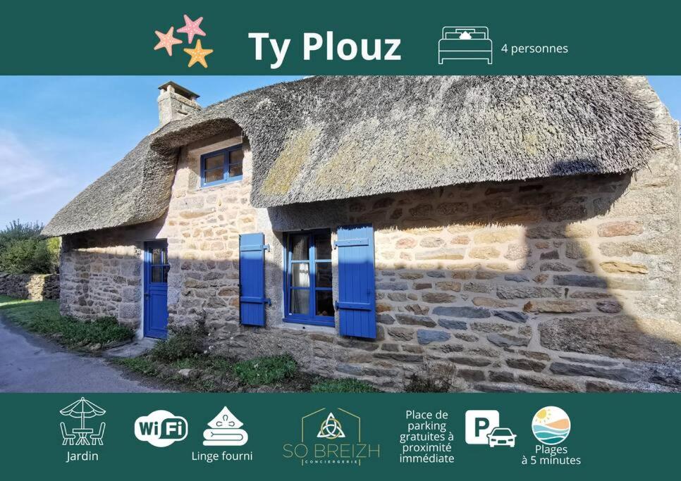 une maison au toit de chaume avec portes et fenêtres bleues dans l'établissement Ty Plouz Rospico, à Névez