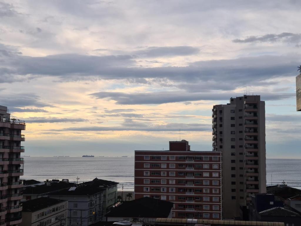 Una vista de una ciudad con edificios y el océano. en 198 Vista Mar, en Praia Grande