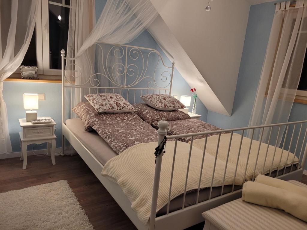Postel nebo postele na pokoji v ubytování In der alten Gärtnerei B&B