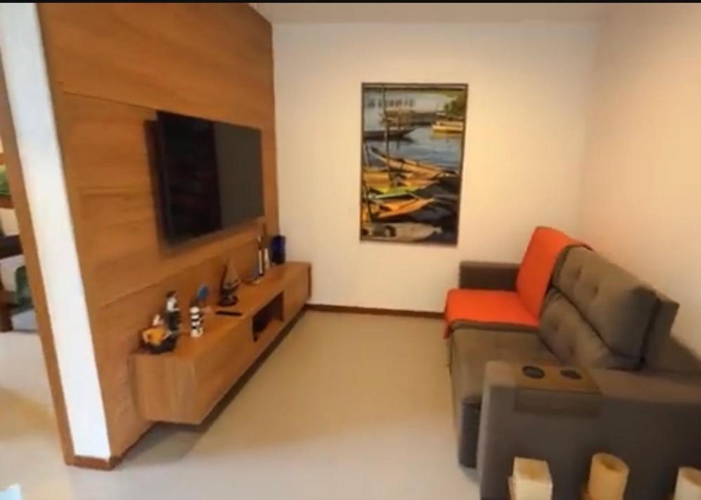Televiisor ja/või meelelahutuskeskus majutusasutuses Praia do Forte - Casa duplex 3 quartos