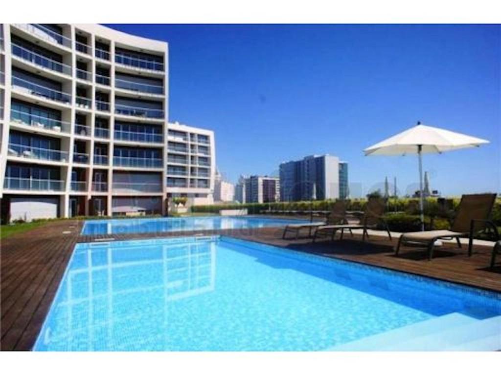 リスボンにあるCharming Apartment with Terrace and Pool in Lisbonの大きな建物の前の大きなスイミングプール