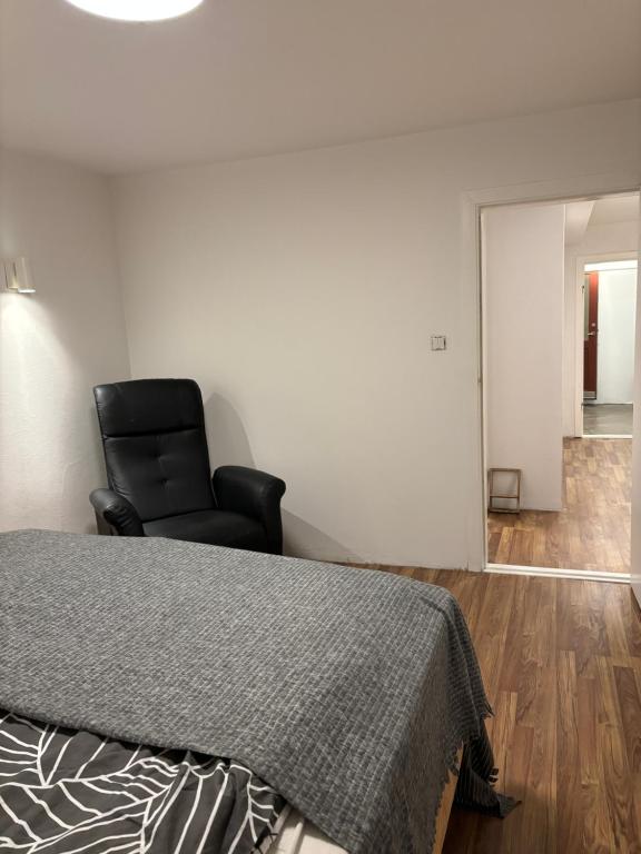 Postel nebo postele na pokoji v ubytování Cozy 2 room apartment-7 km from airport