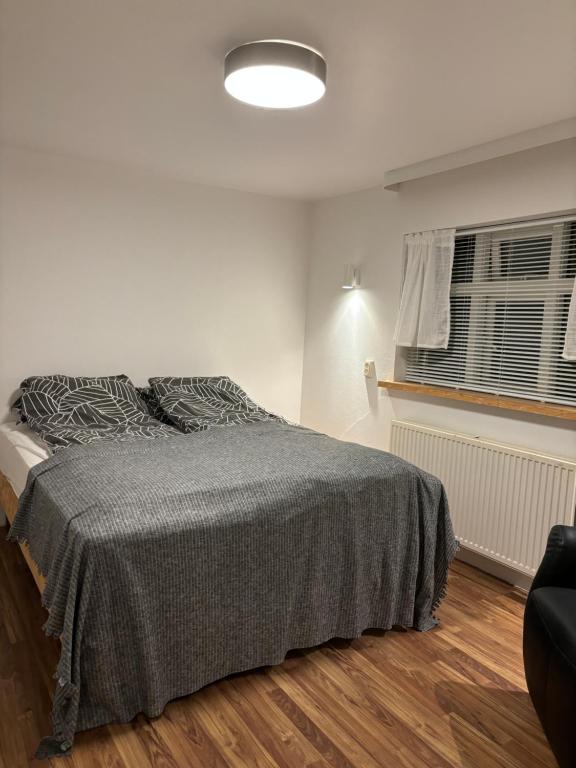 Postel nebo postele na pokoji v ubytování Cozy 2 room apartment-7 km from airport