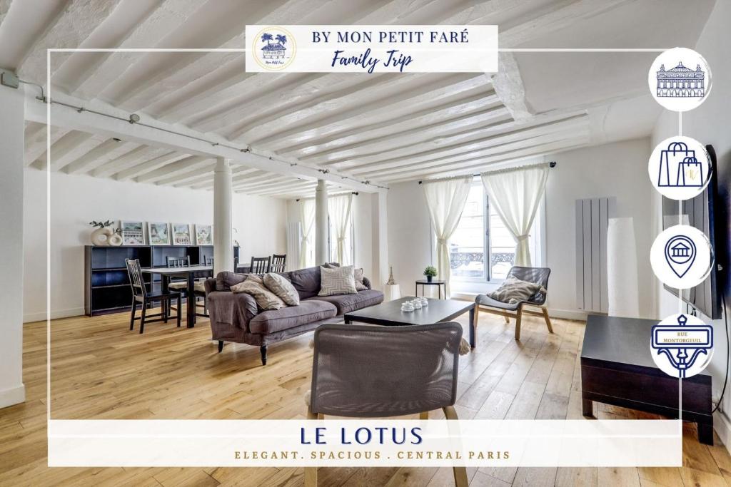 un salon avec un canapé et une table dans l'établissement Le Lotus - Spacious & Central - Opéra, à Paris