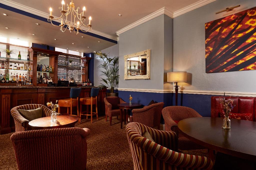 Posezení v ubytování Macdonald New Blossoms Hotel Chester
