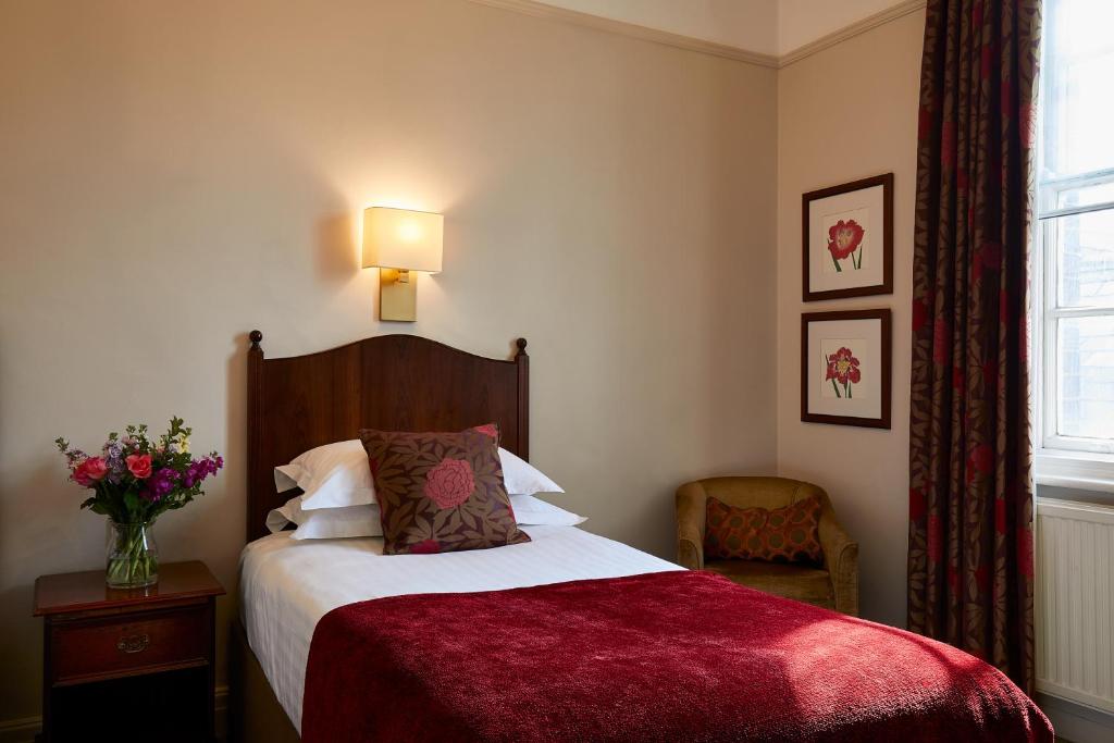 Postel nebo postele na pokoji v ubytování Macdonald New Blossoms Hotel Chester