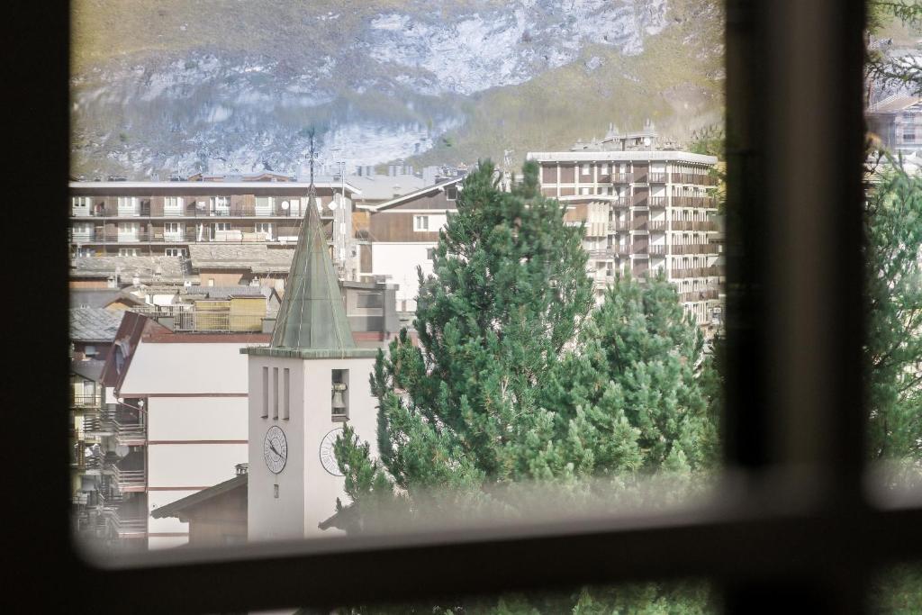 Nespecifikovaný výhled na hory nebo výhled na hory při pohledu z hotelu